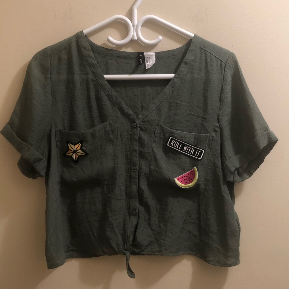 Divided crop top tie on the front